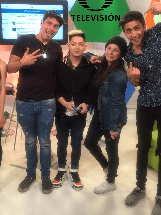 También inició como conductor en diversos programas.