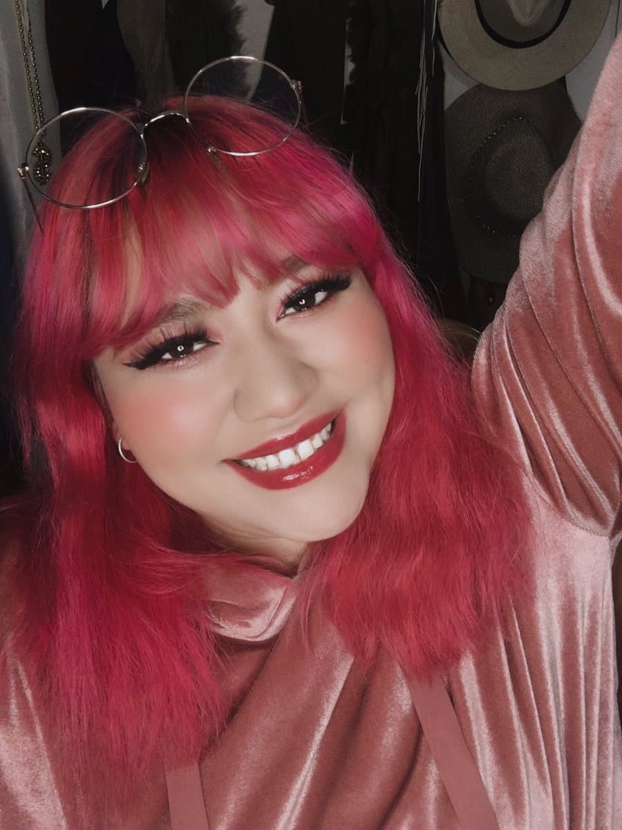 Herly RG en una de las comediantes emergentes de hoy en día, su curiosa forma de hacer comedia feminista la ha vuelto relevante en muy poco tiempo. Sin duda es un personaje a seguir.