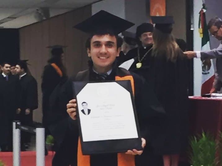 El 26 de mayo de 2016, el actor se graduó de la Universidad Anáhuac en la carrera de Finanzas y Contaduría Pública.