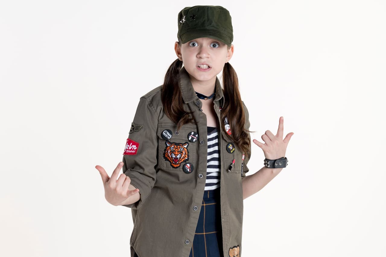 Camila Rivas es Victoria, una nueva integrante en la familia. Ella es la combinación equilibrada entre la Nena y Aldolfo.
