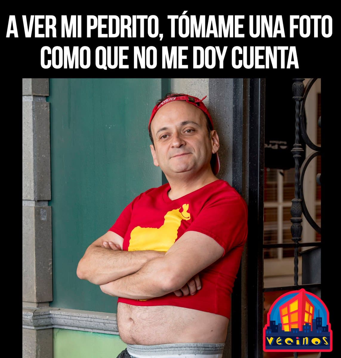 Meme de Lalo España posando