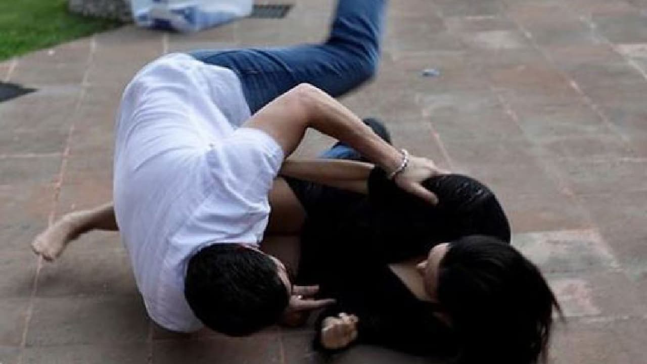 Amor y risas: Omar Chaparro tira a su esposa al bailar