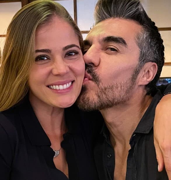 Una pareja con onda