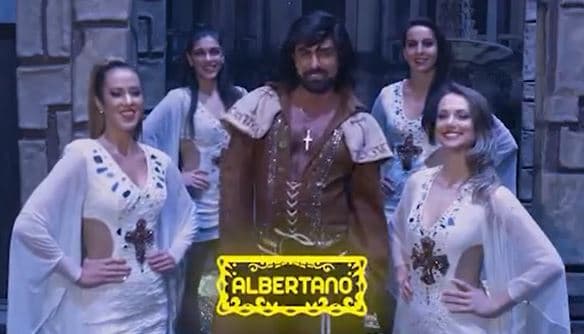 Albertano le entra al desfile