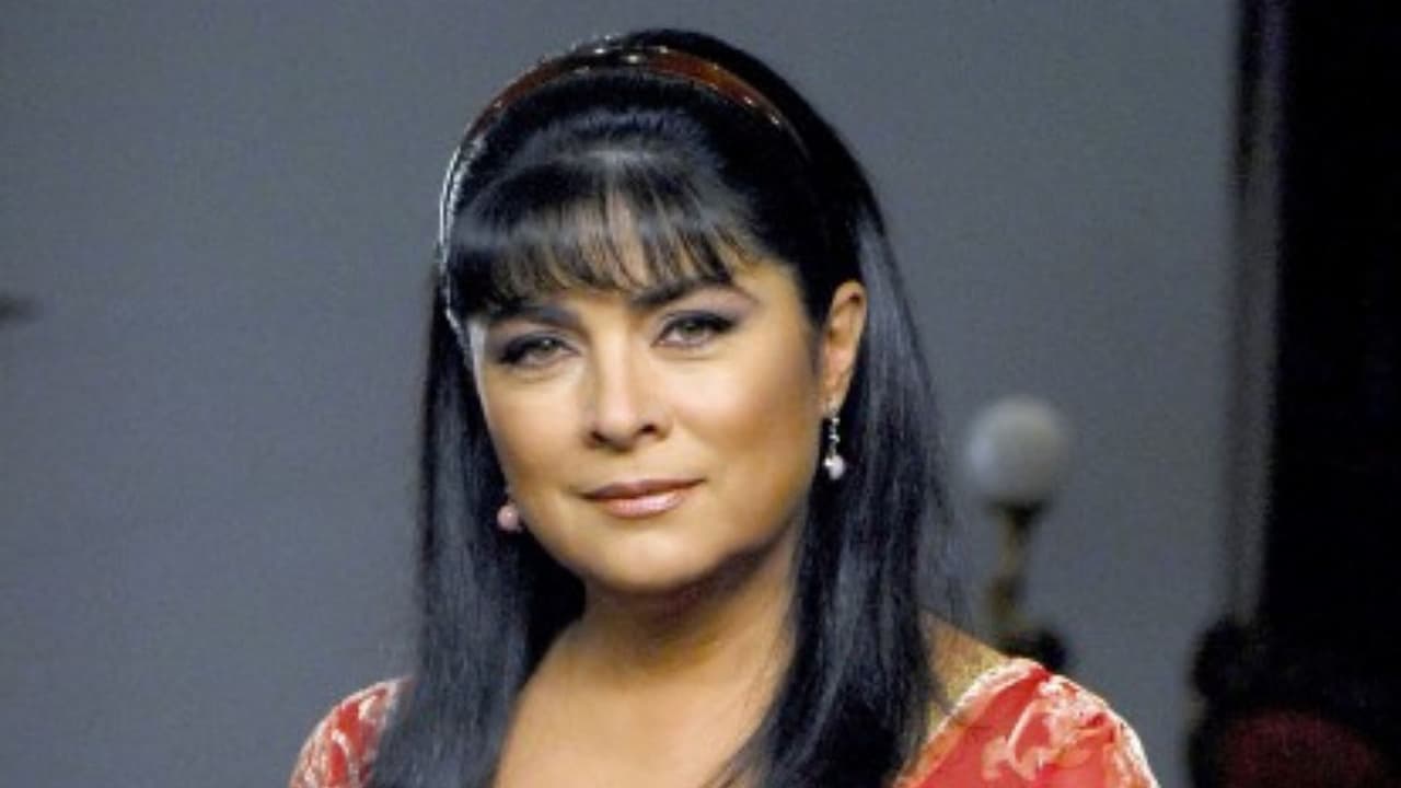 Victoria Ruffo le entra a ‘La Chona’ junto a Ernesto Laguardia