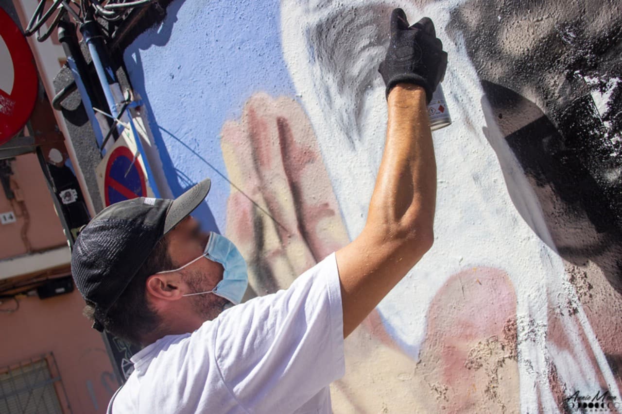 El muralista J. Warx pintando en la calle