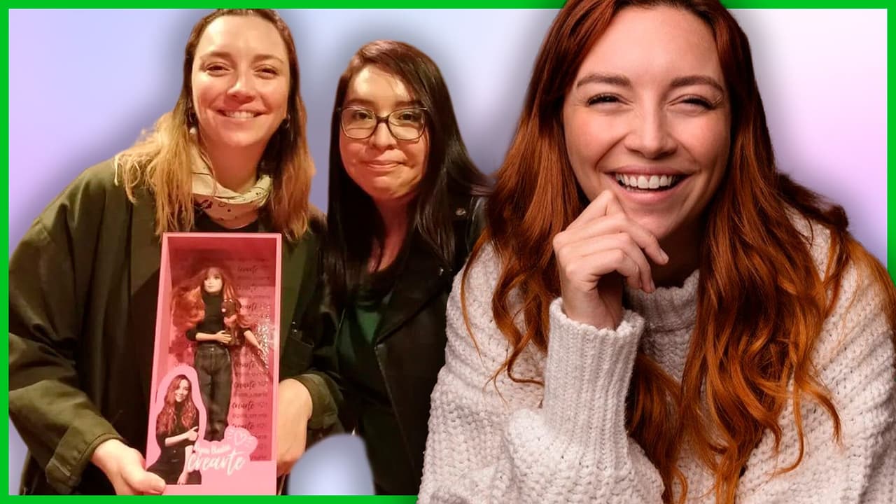 Regina Blandón recibe muñeca, funko y Dr Simi personalizados de una fan