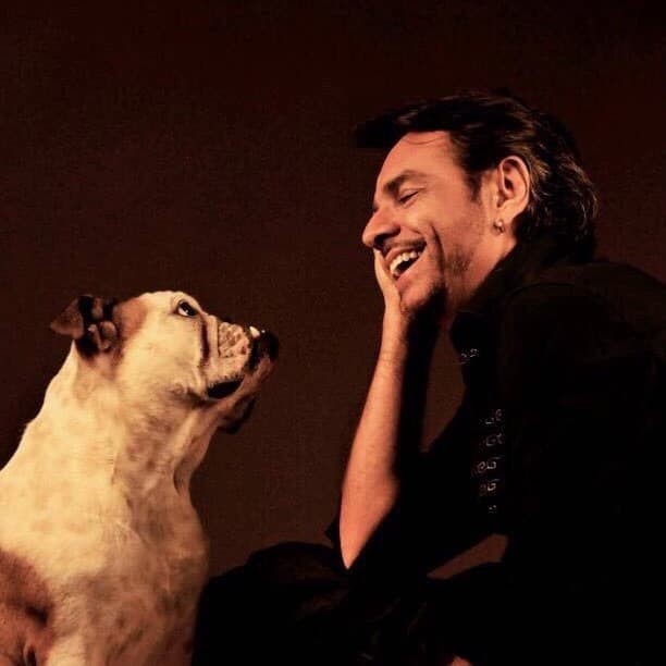 El actor quiere mucho a su mascota.