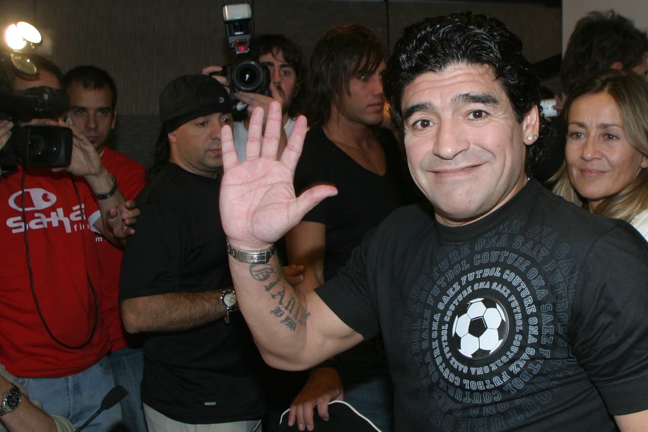 Maradona saluda a sus fans
