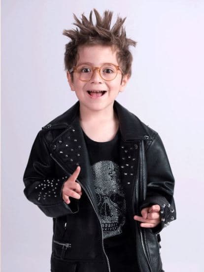 Saíd Casab encarna a Morris, hijo de Alejandra y nieto de doña Magdalena y don Arturo. Su personaje representa a un niño muy inteligente con un estilo rockero, al igual que sus papás.