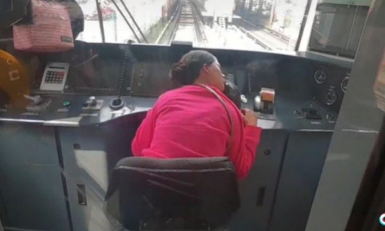Viral: Conductora de Metro se duerme y genera comentarios graciosos
