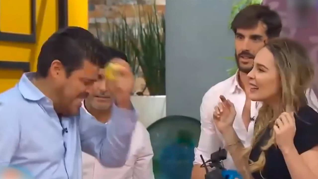 El Burro y Belinda compiten para ver quién rompe primero la manzana