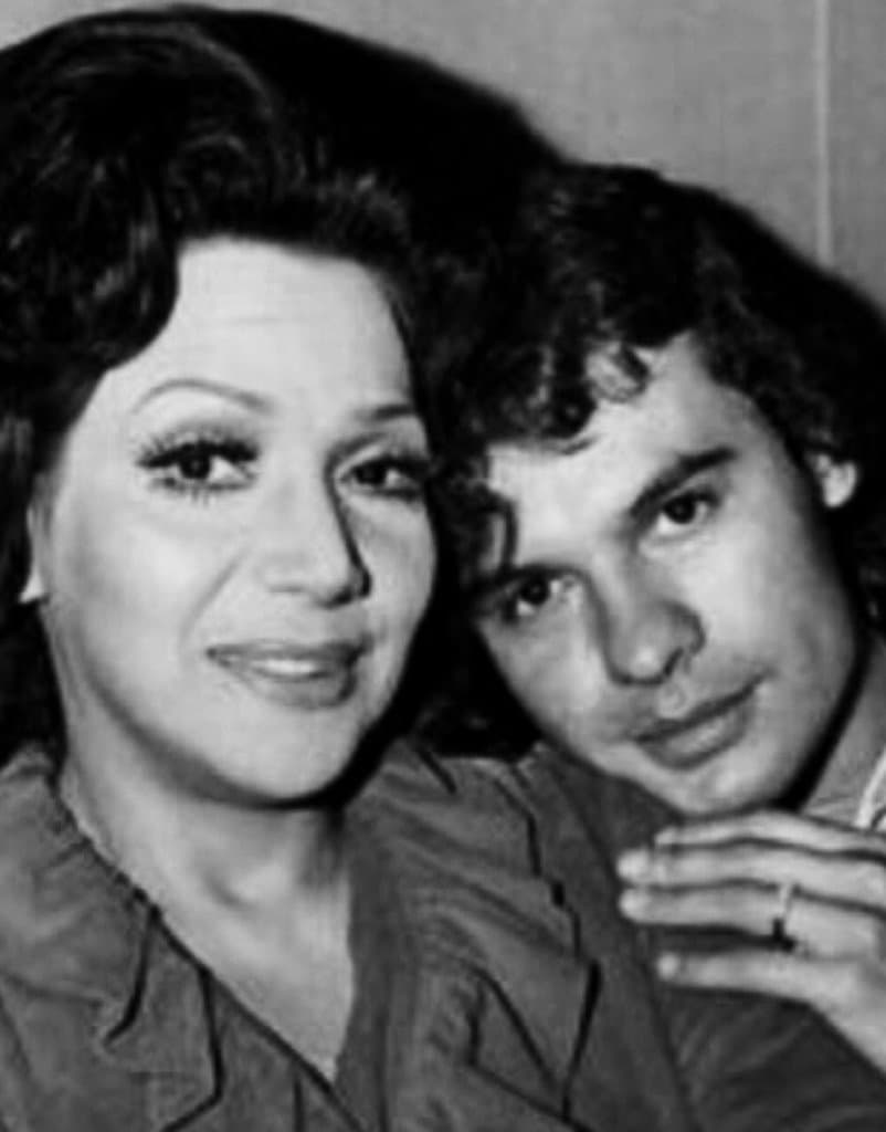 En La Criada bien Criada le dio una de sus priemeras oportunidades a Juan Gabriel, que participó en 8 capítulos de la serie.