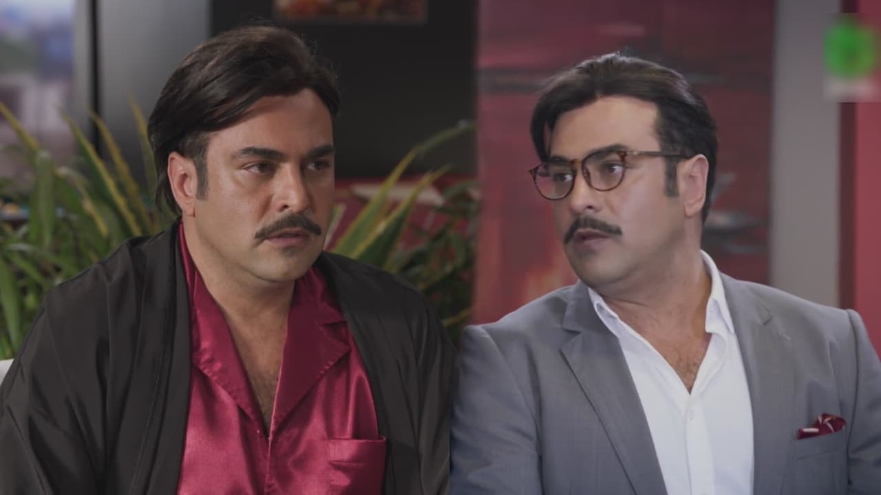En 'Nosotros los guapos' le vimos este look medio hipster, de bigote y lentes.