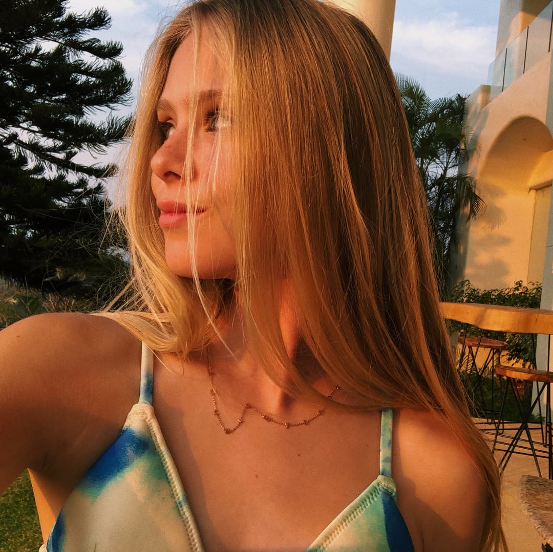 También es una influencer con sus 2.7 millones de seguidores en Instagram.