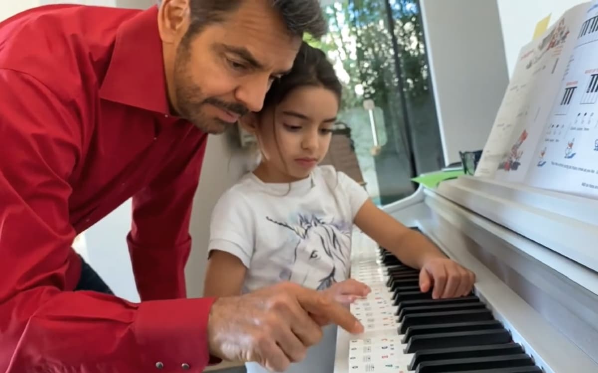 Además de actuar, Derbez tiene un gusto por la música que ya le heredó a su hija.