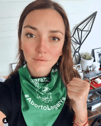 Regina Blandon con el pañuelo verde