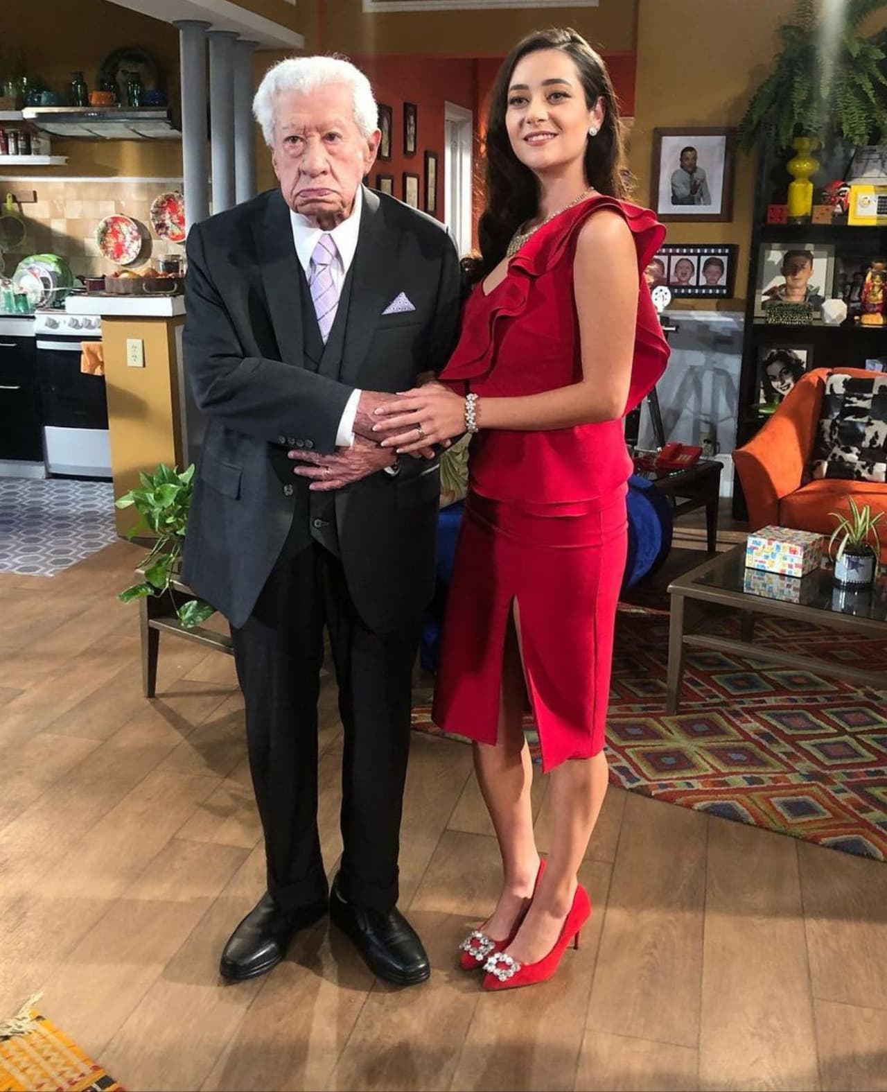 Natalia Madera da vida a la esposa del personaje de López Tarso en "Vecinos".