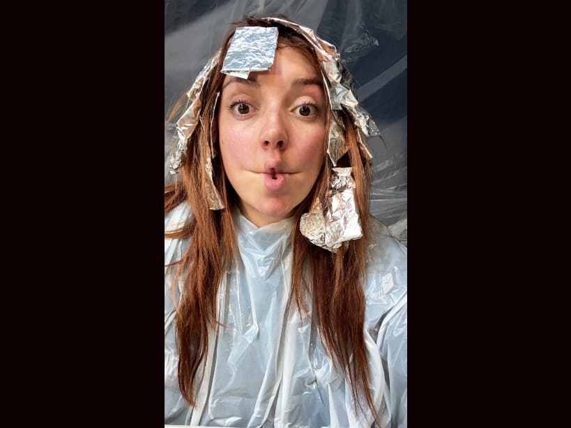 Regina Blandón se transforma en atractiva pelirroja.