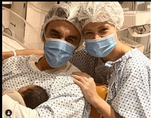 Adrián Uribe y su hija en redes sociales