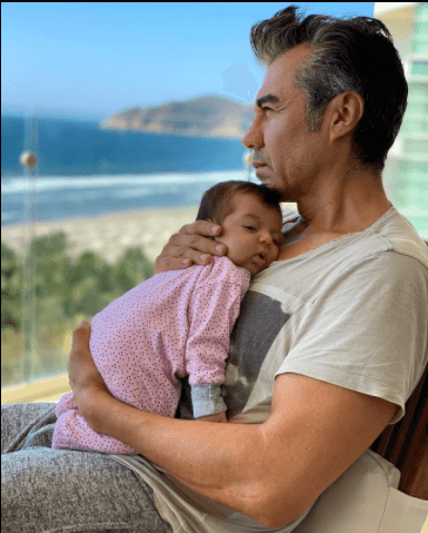 Adrián Uribe y su hija en redes sociales