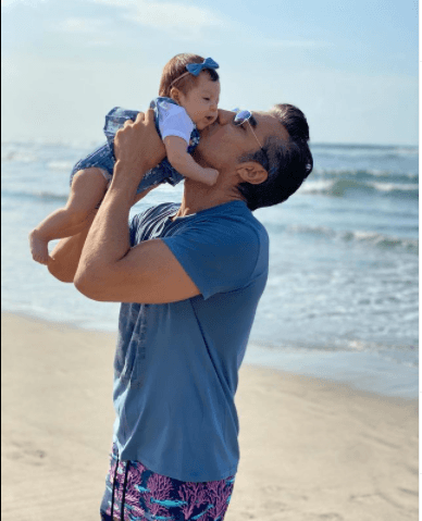 Adrián Uribe y su hija en redes sociales