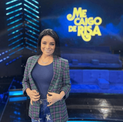 Violeta Isfel en el set de Me Caigo de Risa
