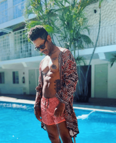 Kalimba modelando