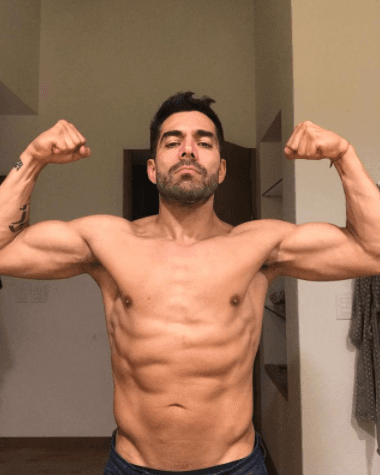 Omar Chaparro con abdomen marcado