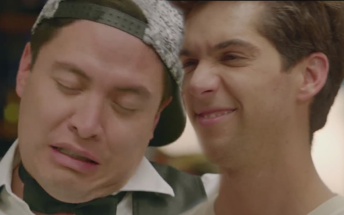 El hijo de Paco se va pero regresa el amor de Toña a su vida.
