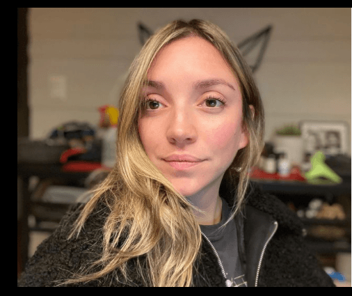 Regina Blandón con cabello rubio