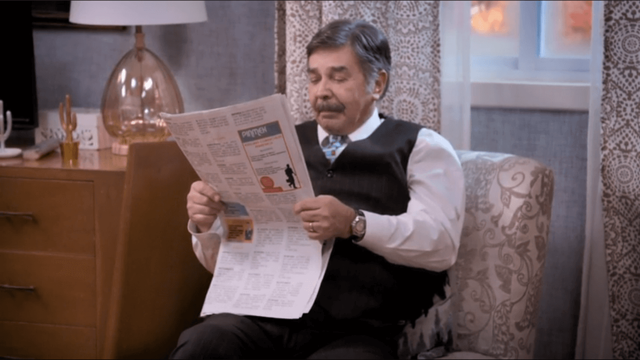 Placido, de Una familia de 10, leyendo el periódico.