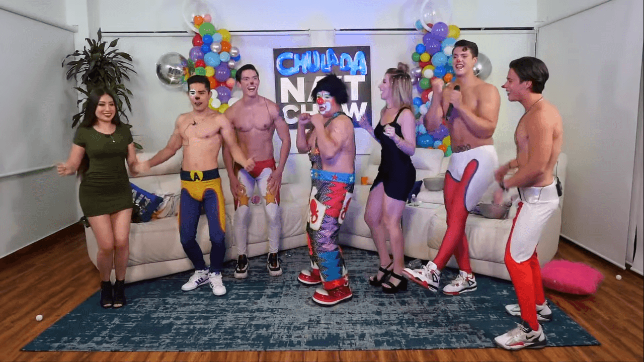 Alberto Flores se quitó la ropa en su programa.